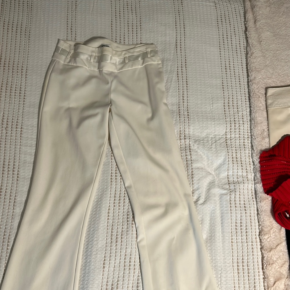 CACHE ivory pants with side zip and satin waist embellishment.